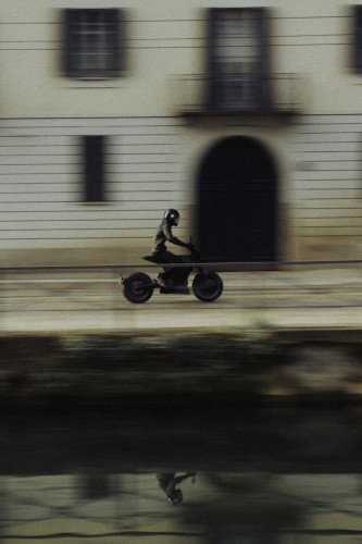 DAB 1a BRABUS 2026 – Bewegungsunscharfe Seitenansicht eines Fahrers entlang einer Mailänder Häuserfront