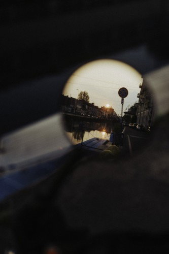 DAB 1a BRABUS 2026 – Heroshot des geparkten Motorrads auf kopfsteingepflasterter Gasse