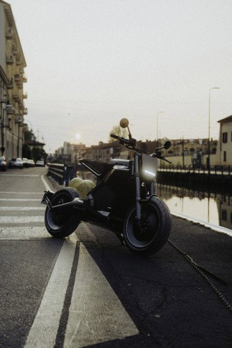 DAB 1a BRABUS 2026 – Fahrer mit Integralhelm neben dem Motorrad im Mailänder Industrieviertel