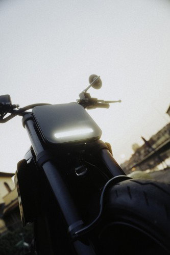 DAB 1a BRABUS 2026 – Finale Seitenansicht vor historischer Mailänder Architektur im Dämmerlicht