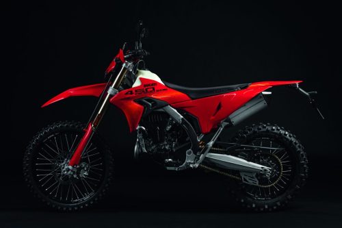 Ducati Desmo450 EDS 2027 in Ducati Red – Seitenansicht von links im Studio vor schwarzem Hintergrund mit transparentem 8,5-Liter-Tank, goldener Showa-Upside-down-Gabel und 449,6-cm³-Desmodromik-Einzylinder