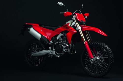 Ducati Desmo450 EDS 2027 in Ducati Red – Frontansicht von schräg rechts im Studio mit LED-Scheinwerfer, Handschützern, voll einstellbarer Showa-Gabel und Metzeler-Stollenreifen
