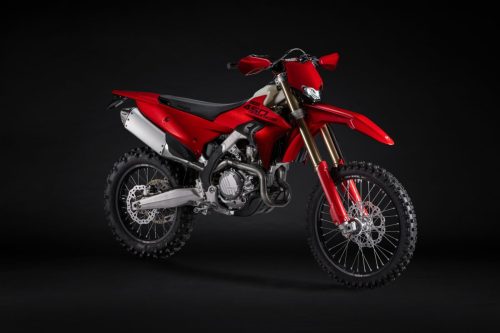 Ducati Desmo450 EDS 2027 in Ducati Red – Studioaufnahme von schräg rechts vorn vor schwarzem Hintergrund mit Brembo-Bremse, Galfer-Scheibe, Aluminium-Kupplungsdeckel und Auspuffkrümmer