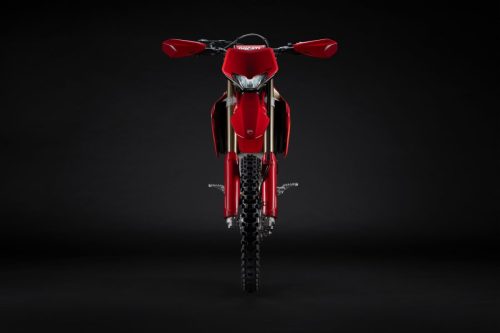 Ducati Desmo450 EDS 2027 in Ducati Red – frontale Studioansicht vor schwarzem Hintergrund mit LED-Scheinwerfer, Handschützern und 21-Zoll-Vorderrad mit Stollenreifen