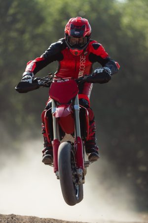 Ducati Desmo450 SM 2027 – Frontansicht beim Sprung auf der Offroad-Passage im Staub