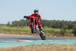 Ducati Desmo450 SM 2027 – Wheelie in Frontansicht auf der Supermoto-Strecke