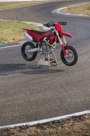 Ducati Desmo450 SM 2027 – Auf Montageständer an der Strecke, rechte Seite im Hochformat
