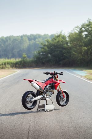 Ducati Desmo450 SM 2027 – Auf Montageständer in der Mitte der Strecke, Dreiviertelansicht