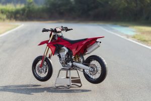 Ducati Desmo450 SM 2027 – Linke Seite schräg von vorn auf Montageständer auf der Strecke