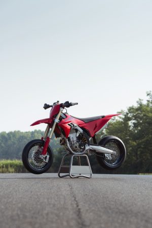 Ducati Desmo450 SM 2027 – Dreiviertelansicht von vorn links auf Montageständer, Hochformat