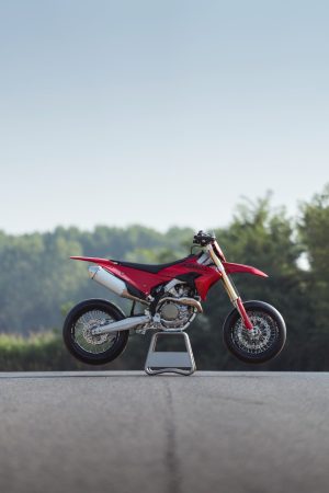 Ducati Desmo450 SM 2027 – Seitenansicht rechts auf Montageständer vor Himmel, Hochformat