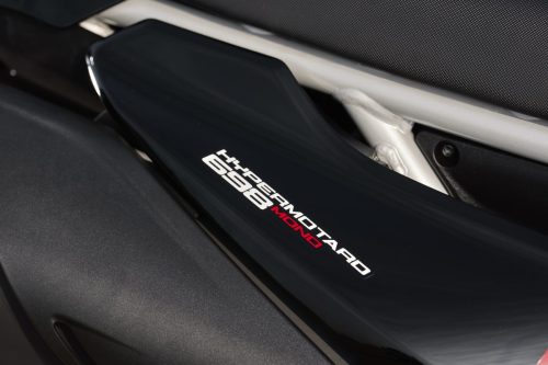 Ducati Hypermotard 698 Mono Nera 2027 – Nahaufnahme des Hypermotard 698 Mono Schriftzugs auf der schwarzen Seitenverkleidung mit rotem Mono-Akzent