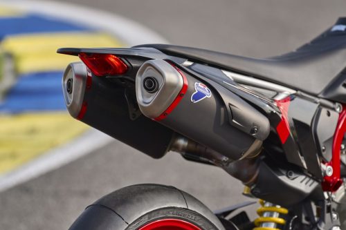 Ducati Hypermotard 698 Mono Nera 2027 – Heckansicht mit serienmäßigen Termignoni-Schalldämpfern aus Stahl mit schwarzer Oberfläche und roten Details auf Rennstrecke