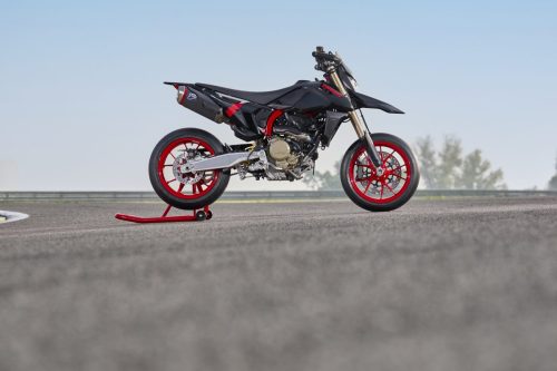Ducati Hypermotard 698 Mono Nera 2027 – Seitenansicht rechts auf rotem Montageständer, komplett schwarze Lackierung mit roten Gussrädern und Rahmen auf Rennstrecke