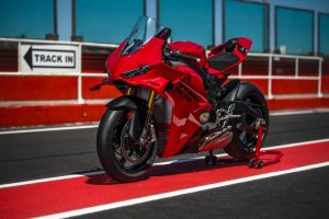 Ducati Panigale V4 S 2027 – in Ducati-Rot auf Montageständer in der Boxengasse von Misano an der Track-In-Ausfahrt