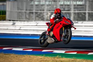 Ducati Panigale V4 S 2027 – in Ducati-Rot beim Anbremsen auf der Rennstrecke, Hinterrad abgehoben