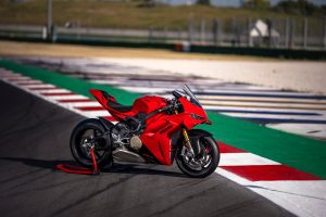 Ducati Panigale V4 S 2027 – in Ducati-Rot, Seitenansicht rechts auf Montageständer am Rand der Rennstrecke