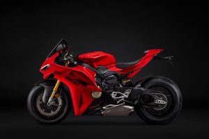 Ducati Panigale V4 S 2027 – in Ducati-Rot, Seitenansicht links im dunklen Studio mit goldener Öhlins-Gabel und Schmiederädern
