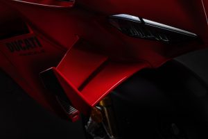 Ducati Panigale V4 S 2027 – Detailansicht der Frontverkleidung mit LED-Tagfahrlicht und Ducati-Panigale-Schriftzug