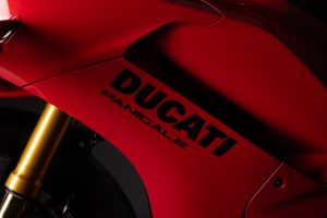 Ducati Panigale V4 S 2027 – Detailansicht der Seitenverkleidung mit Ducati-Panigale-Schriftzug und goldener Öhlins-Gabel