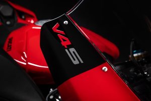 Ducati Panigale V4 S 2027 – Detailansicht der schwarzen Verkleidungsflanke mit V4-S-Schriftzug am Tank