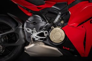 Ducati Panigale V4 S 2027 – Desmosedici-Stradale-V4-Motor mit Kupplungsdeckel, Fußraste und Auspuff-Hitzeschild im Detail