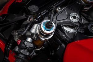 Ducati Panigale V4 S 2027 – Cockpitbereich mit Öhlins-Lenkungsdämpfer, Gabelbrücke und Lenkerarmaturen von oben