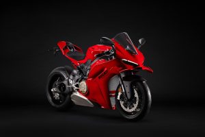 Ducati Panigale V4 2027 – in Ducati-Rot, Dreiviertelansicht von vorne rechts im dunklen Studio