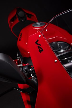 Ducati Panigale V4 2027 – Blick über Tank und Verkleidung mit V4-Schriftzug, Hochformat