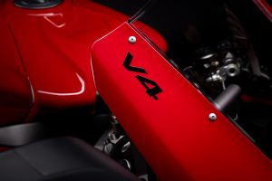 Ducati Panigale V4 2027 – Detailansicht der roten Verkleidungsflanke mit schwarzem V4-Schriftzug am Tank