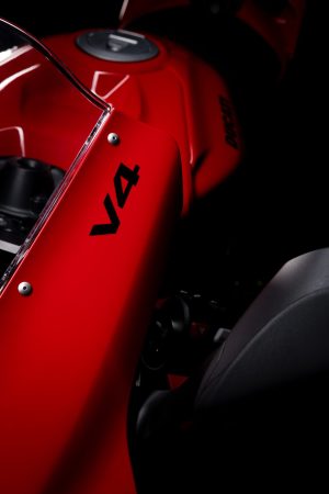 Ducati Panigale V4 2027 – V4-Schriftzug an der Verkleidung neben dem Tank, Detail im Hochformat