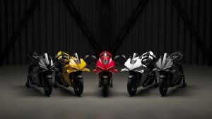 Ducati Panigale V4 2027 – fünf Farbvarianten in Schwarz, Gelb, Rot, Weiß und Grau nebeneinander im dunklen Studio