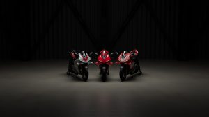 Ducati Panigale V4 2027 – drei Sonderlackierungen (Liveries) nebeneinander im dunklen Studio