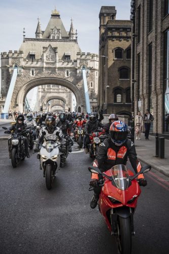 Ducati #WeRideAsOne 2026 – Motorradparade über die Tower Bridge in London mit roter Panigale und weißer Ducati im Vordergrund