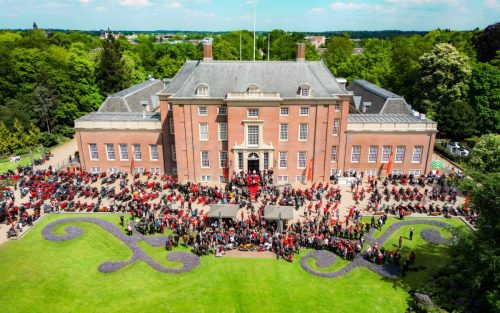 Ducati #WeRideAsOne 2026 – Luftaufnahme des Ducatisti-Treffens vor englischem Herrenhaus mit Motorrädern auf dem Rasen