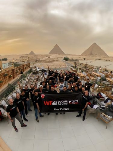 Ducati #WeRideAsOne 2026 – Gruppenfoto vor den Pyramiden von Gizeh in Ägypten mit WeRideAsOne-Banner und Ducati100-Logo