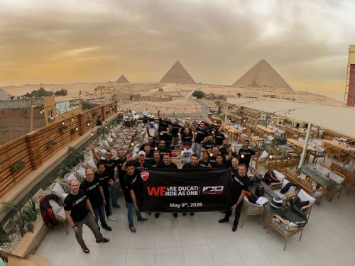Ducati #WeRideAsOne 2026 – Weitwinkel-Gruppenfoto vor den Pyramiden von Gizeh in Ägypten mit WeRideAsOne-Banner