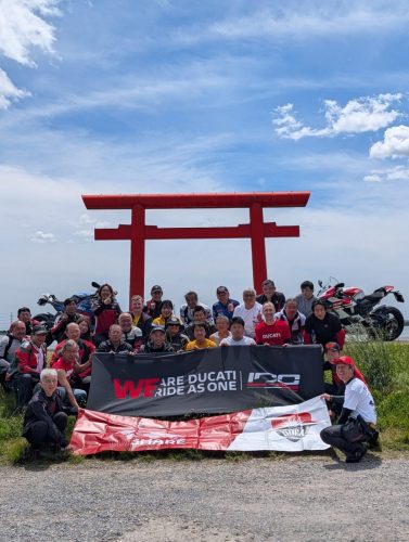 Ducati #WeRideAsOne 2026 – Gruppenfoto vor rotem Torii-Tor in Japan mit WeRideAsOne-Banner und Ducati-Motorrädern