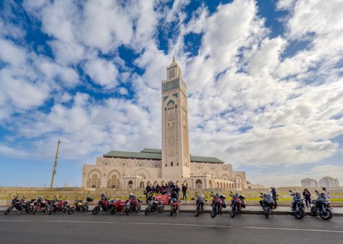 Ducati #WeRideAsOne 2026 – Ducati-Motorräder aufgereiht vor der Hassan-II.-Moschee in Casablanca, Marokko