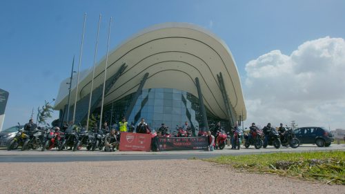 Ducati #WeRideAsOne 2026 – Ducati Official Club mit Motorrädern und Banner vor modernem Gebäude in Marokko
