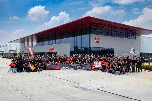 Ducati #WeRideAsOne 2026 – Gruppenfoto vor der Ducati-Niederlassung in Bangkok, Thailand, mit Ride BKK-Schild