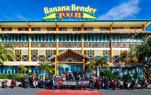 Ducati #WeRideAsOne 2026 – Ducatisti-Treffen vor dem Banana Bender Pub in Australien mit Motorrädern und WeRideAsOne-Banner