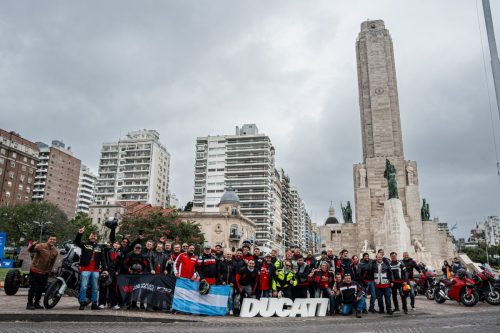 Ducati #WeRideAsOne 2026 – Gruppenfoto vor dem Monumento a la Bandera in Rosario, Argentinien, mit argentinischer Flagge
