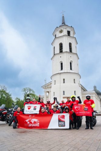 Ducati #WeRideAsOne 2026 – Ducati Official Club Lithuania Gruppenfoto vor dem Glockenturm der Kathedrale von Vilnius