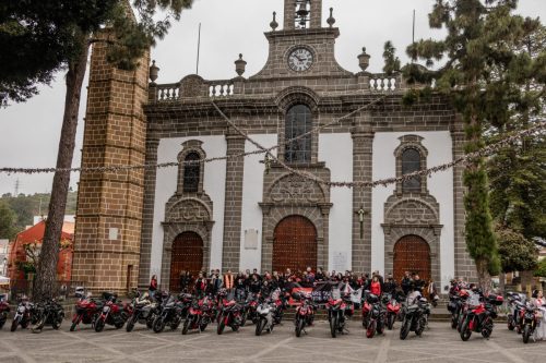 Ducati #WeRideAsOne 2026 – Ducati-Motorräder vor der historischen Basílica de Nuestra Señora del Pino auf Gran Canaria