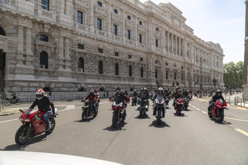 Ducati #WeRideAsOne 2026 – Motorradparade vor dem Palazzo di Giustizia in Rom, Italien