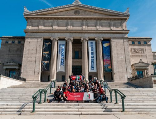 Ducati #WeRideAsOne 2026 – Gruppenfoto auf den Stufen des Field Museum in Chicago, USA, mit WeShare-Banner und Ducati-Motorrädern