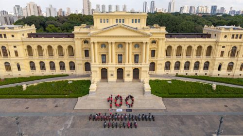 Ducati #WeRideAsOne 2026 – Luftaufnahme: Ducatisti formen die Zahl 100 mit ihren Motorrädern vor dem Museu do Ipiranga in São Paulo, Brasilien