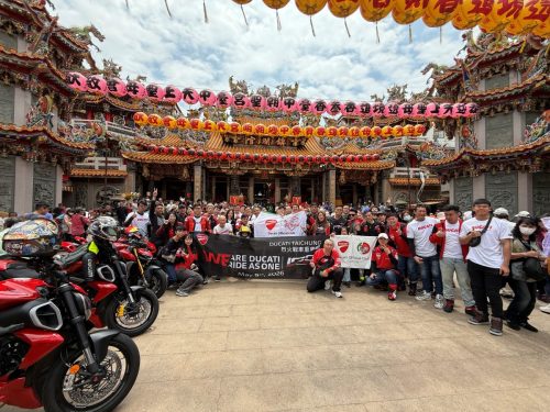Ducati #WeRideAsOne 2026 – Ducati Kaohsiung Gruppenfoto vor traditionellem chinesischem Tempel in Taiwan mit Lampions und Motorrädern