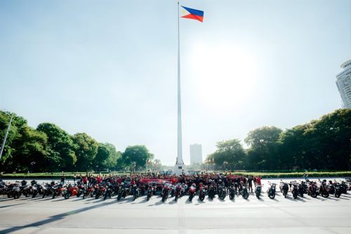 Ducati #WeRideAsOne 2026 – Ducati-Motorräder und Fahrer am Rizal Park in Manila, Philippinen, mit philippinischer Flagge